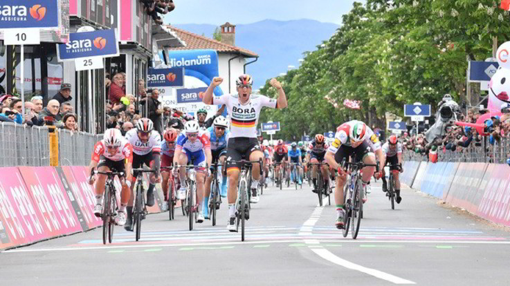 Giro d'Italia, volatona a Fucecchio: Ackermann batte Viviani