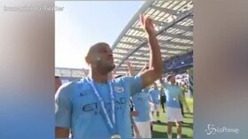 Trionfo City in Premier League, la squadra festeggia con Noel Gallagher