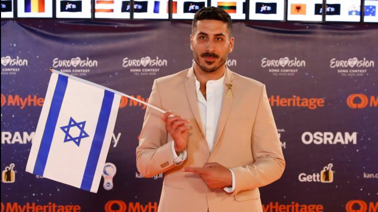Il cantante Kobi Marimi (Israele) sul red carpet