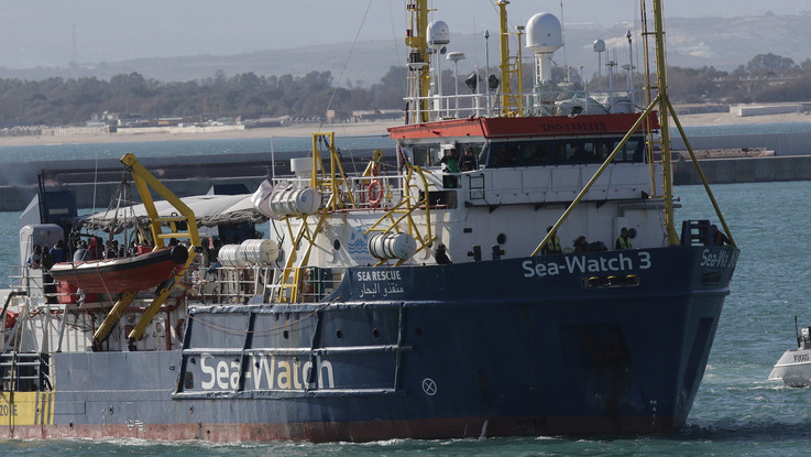 Migranti, Salvini contro la Sea Watch: "Se la nave si dirigerà verso l'Italia, verrà fermata con ogni mezzo"
