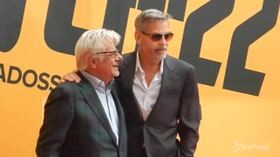 Roma, bagno di folla per George Clooney nel giorno dell’anteprima di ‘Catch 22’