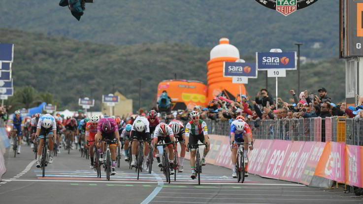 Ciclismo, a Orbetello, Viviani primo e squalificato. Tappa a Gaviria