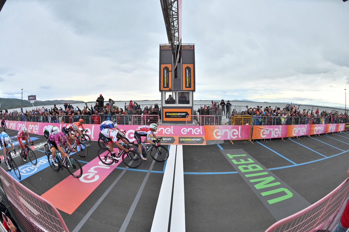 Giro d’Italia, a Orbetello Viviani vince ma è squalificato. Tappa a Gaviria
