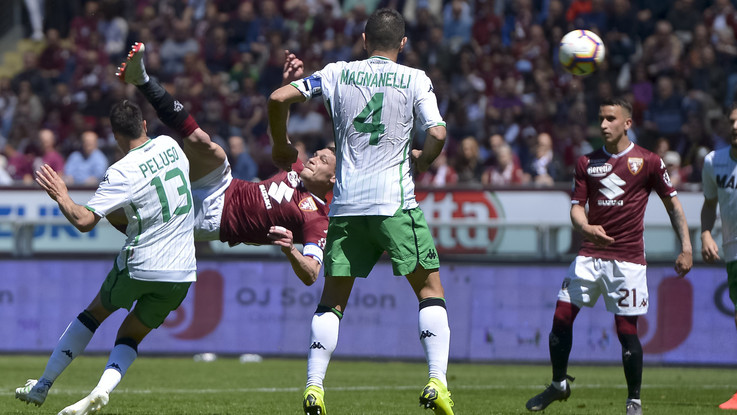 Andrea Belotti segna il gol del 3-2 al Sassuolo