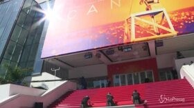 Cannes, al Palais des Festivals i preparativi per il tappeto rosso