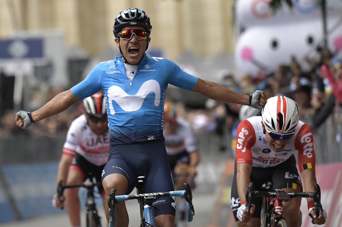 Giro d’Italia, a Frascati vince Carapaz. Dumoulin cade e perde 4 minuti