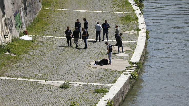 Il ritrovamento del cadavere vicino Ponte Sisto