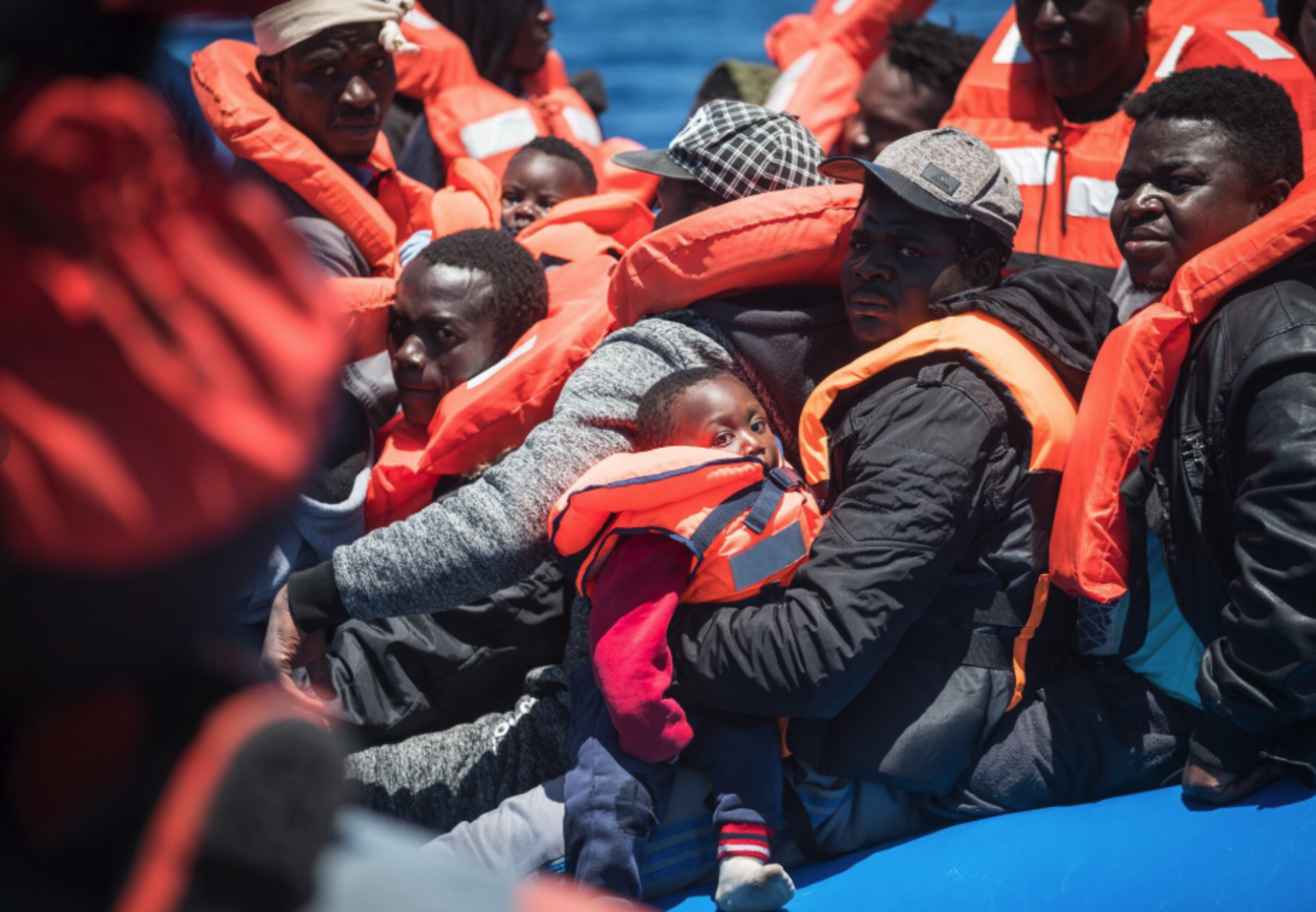 Sea Watch salva 65 migranti nel mare libico. Salvini firma diffida: “Non si avvicini alle acque italiane”