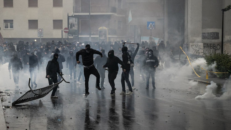 Coppa Italia, scontri tra tifosi e polizia vicino allo stadio Olimpico