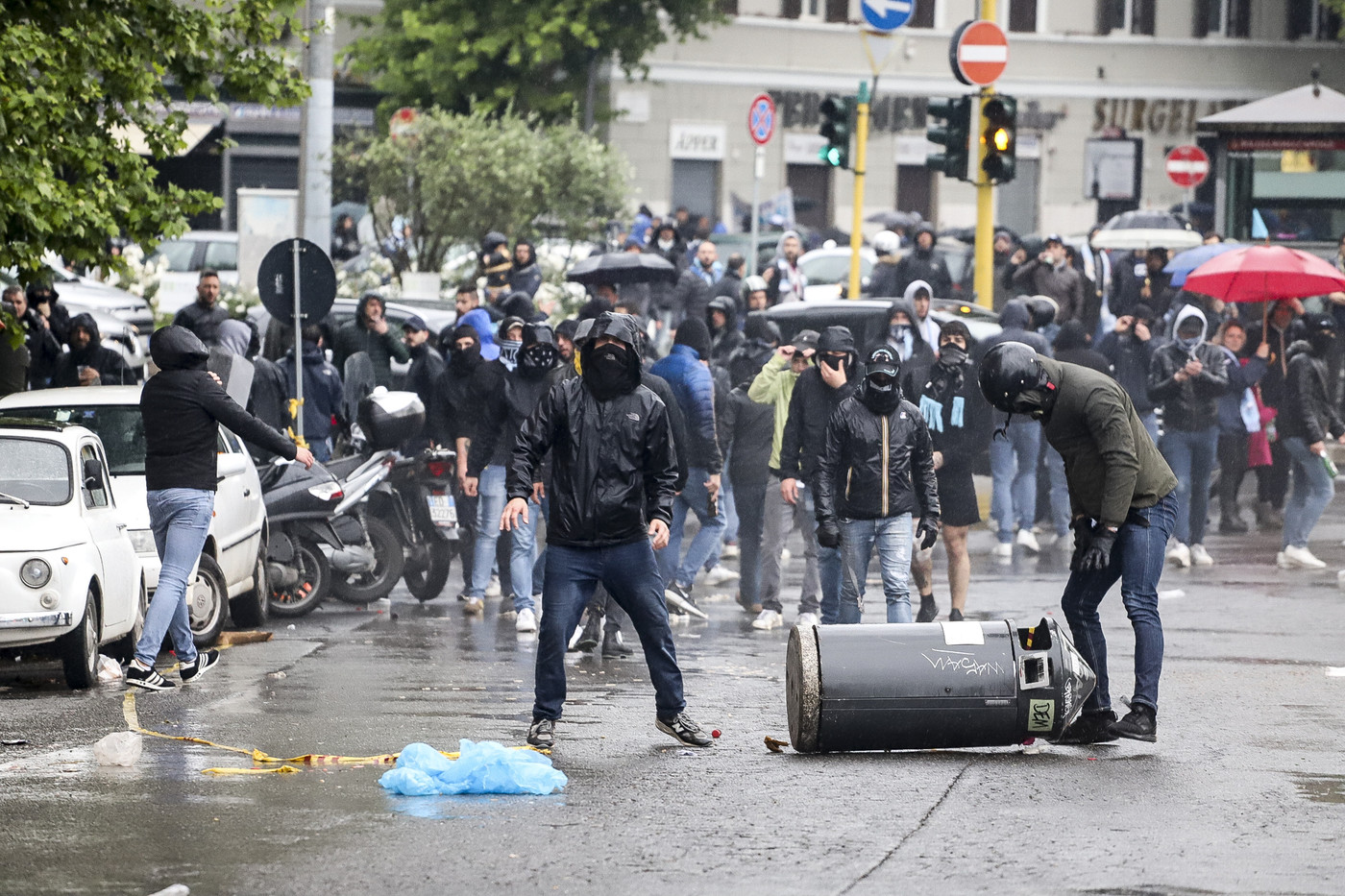 Coppa Italia, tensioni ultras-polizia: lanci di oggetti e auto dei vigili in fiamme