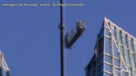 Usa, forte vento sulla Devon Tower: due lavavetri sballotati per mezz’ora