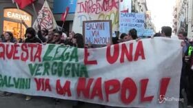 Napoli, tensione fra i manifestanti anti-Salvini