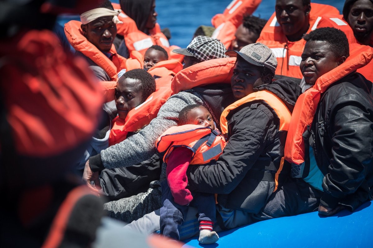 Sea Watch, sbarcano a Lampedusa i feriti e le famiglie con bambini. Salvini: “Sono un ministro ma anche un padre”