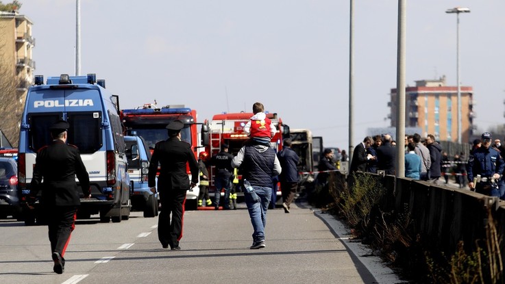 Paura a Padova, si ribalta uno scuolabus: 7 bimbi feriti, l'autista era ubriaco