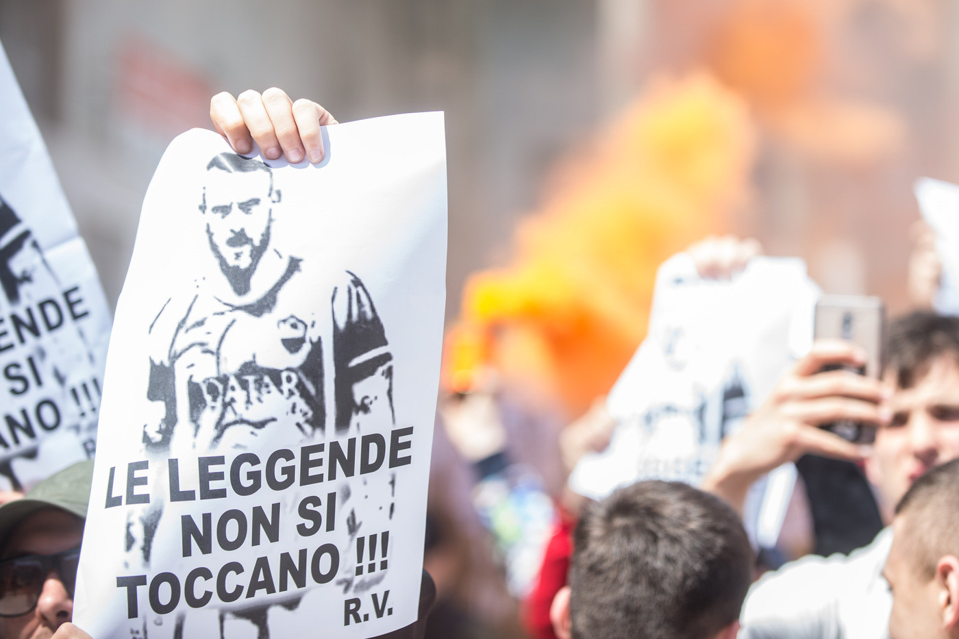 La Roma non rinnova De Rossi: la protesta dei tifosi