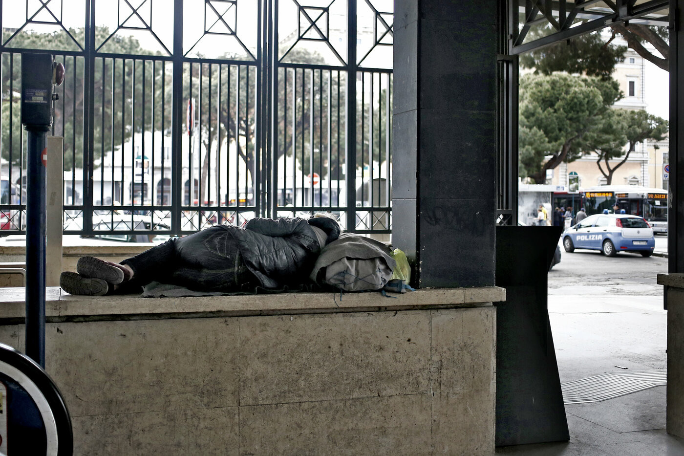 Roma, colpì clochard con un estintore: arrestata guardia giurata