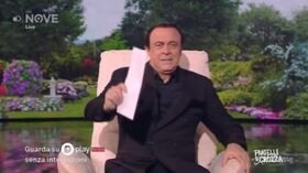 Crozza-Berlusconi con il pupazzo di Zorro: “Pier Silvio ha detto che lo ha rubato a un bambino”