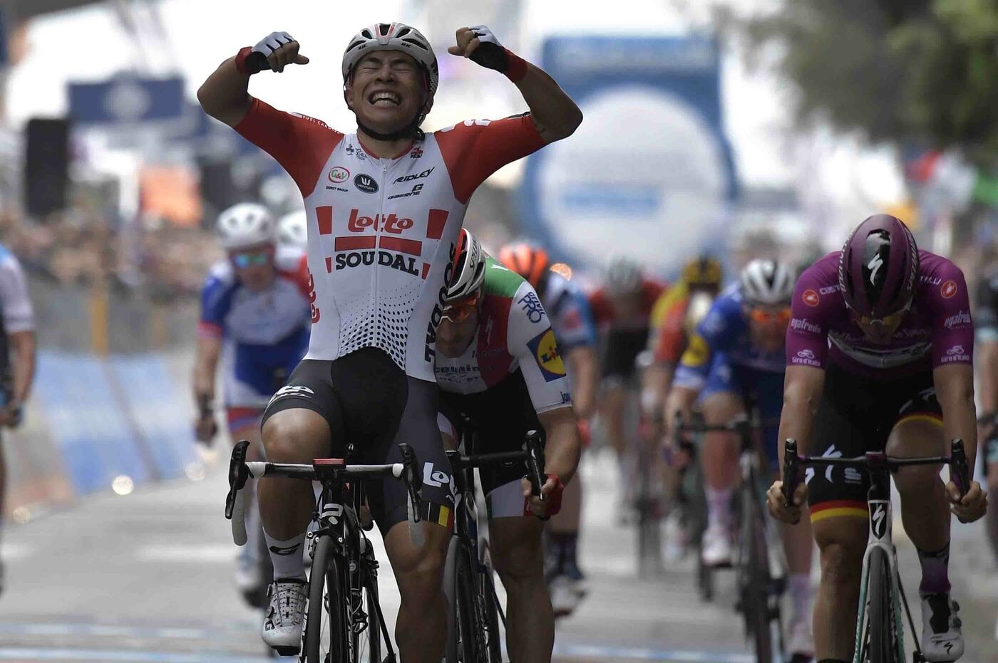 Giro d’Italia, Ewan vince l’ottava tappa. Conti resta in maglia rosa