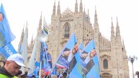 Milano, in piazza Duomo bandiere e striscioni pro Salvini