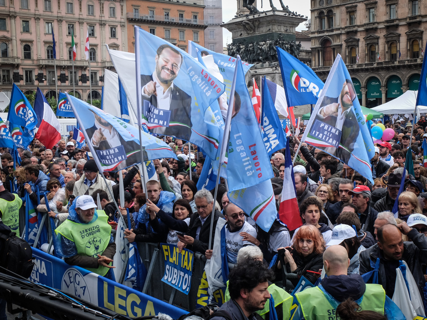 Salvini in piazza Duomo: “Prima l’Italia, portiamo difesa dei confini in Europa”. In centinaia al contro corteo