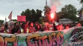 Milano, il cartonato di Salvini vestito da Padrino alla manifestazione antifascista