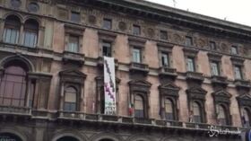 Manifestazione Lega a Milano, in piazza lo striscione “Restiamo Umani”