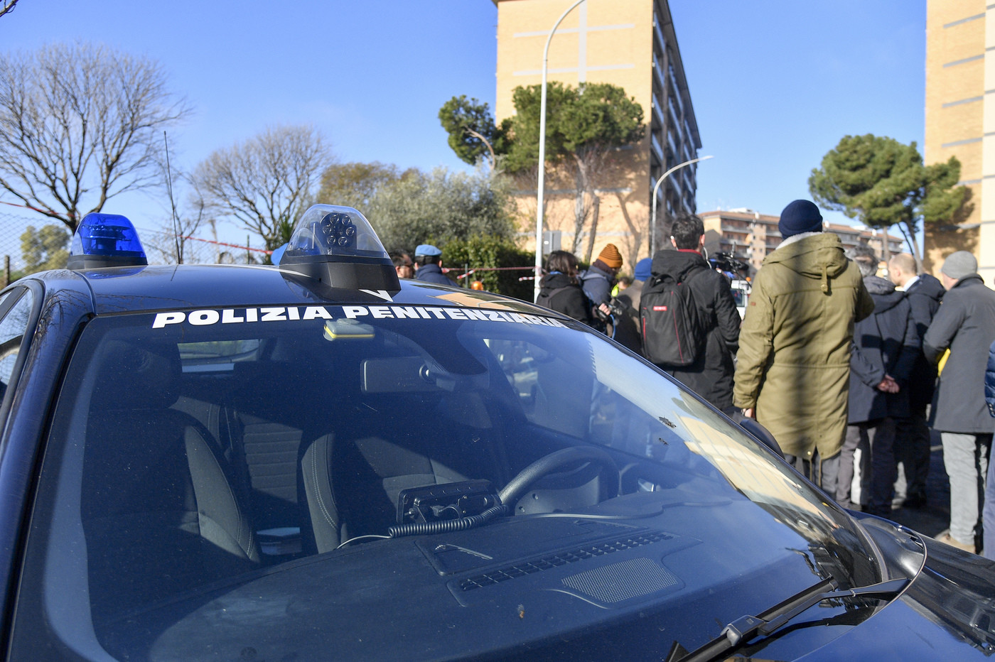Cosenza, detenuto evade dal carcere: è caccia all’uomo