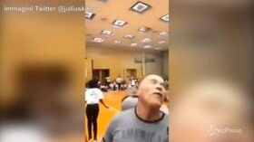 Schwarzenegger ko: un uomo lo aggredisce alla schiena con un calcio