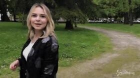 Candidata FdI si pulisce le scarpe con la maglietta antifascista: “Anche le cose peggiori sono utili”