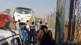 Egitto, bomba alle piramidi di Giza: le immagini del bus di turisti colpito