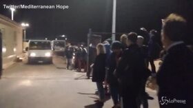 I migranti della Sea Watch 3 a Lampedusa, il caloroso benvenuto degli isolani