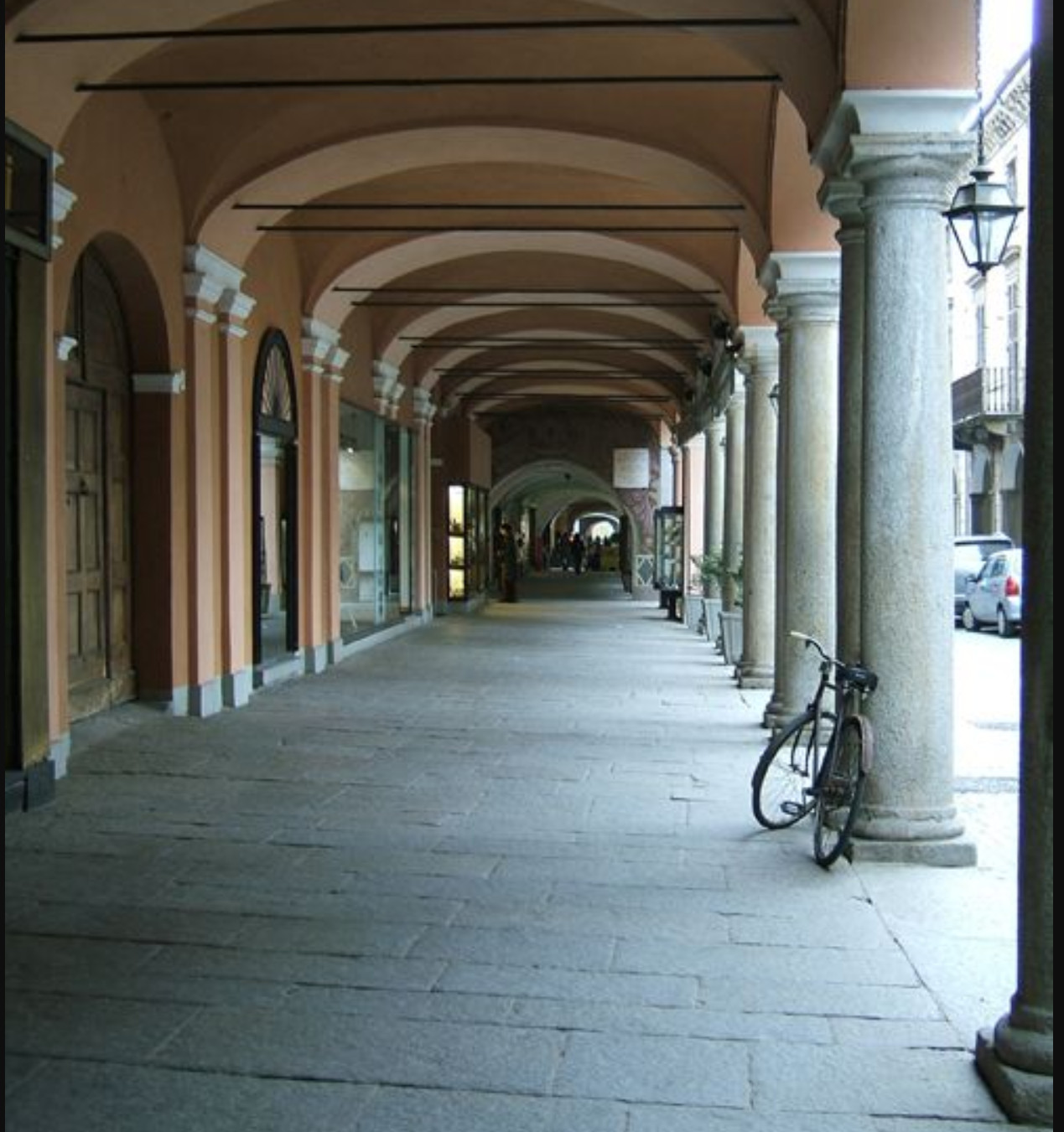 Rivarolo Canavese, cadono calcinacci dal soffitto della scuola: ferita una ragazzina