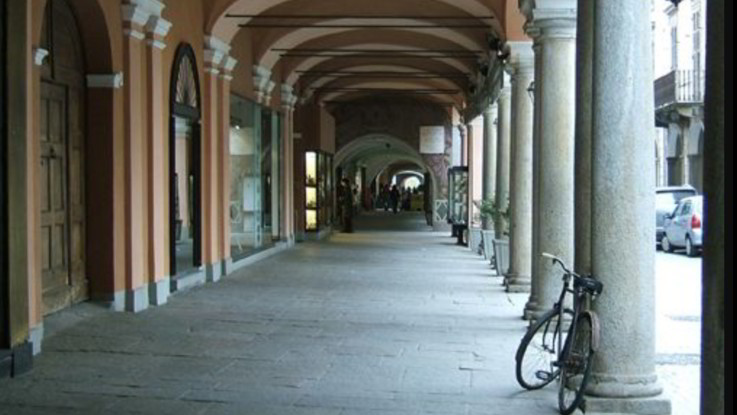 Rivarolo Canavese, cadono calcinacci dal soffitto della scuola: ferita una ragazzina