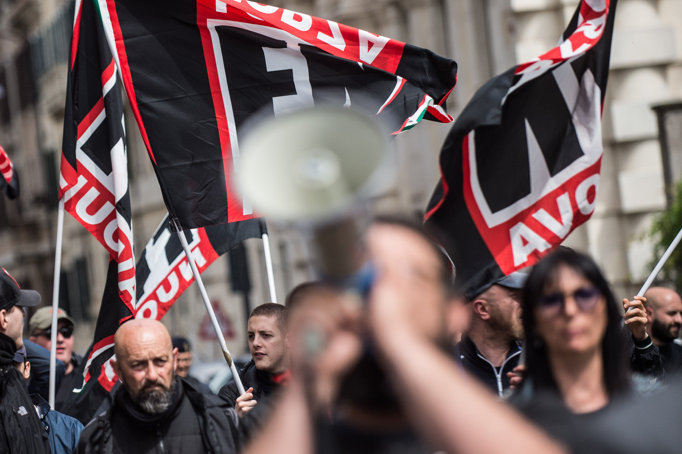 Bologna, scontri collettivi-polizia prima del comizio di Fiore (FN)