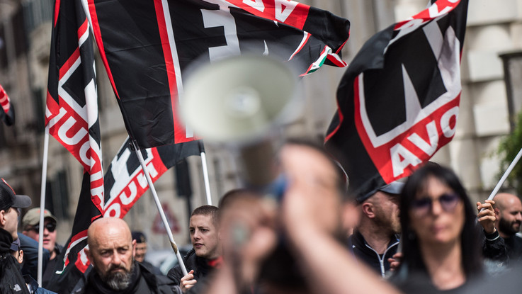 Bologna, scontri collettivi-polizia prima del comizio di Fiore (FN)