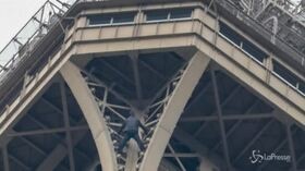 Scala la Tour Eiffel e minaccia il suicidio: fermato