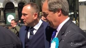Nigel Farage colpito da un milkshake a Newcastle
