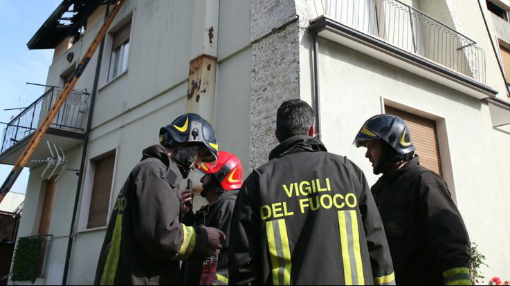 Modena, due morti e 21 intossicati per un incendio nella sede della polizia: arrestato un uomo