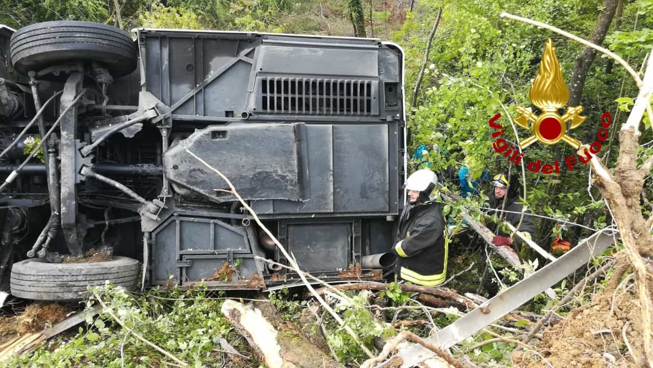 Siena, bus turistico si ribalta e finisce in scarpata: muore una donna, 37 i feriti