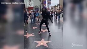Il ballerino di strada omaggia Michael Jackson: la danza scatenata è virale