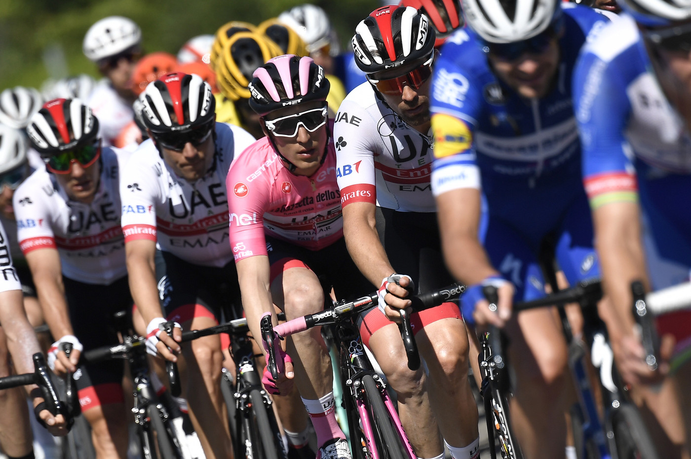 Giro, volatona a Novi Ligure. Vince Caleb Ewan, Viviani solo quarto