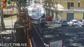 Reggio Calabria, lo scippo ripreso dalle telecamere