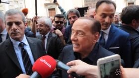 Berlusconi tra selfie e barzellette: “Circondato da belle donne, succede sempre così”