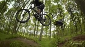 Se il baby sitter è un acrobata il giro in bici è “da paura”