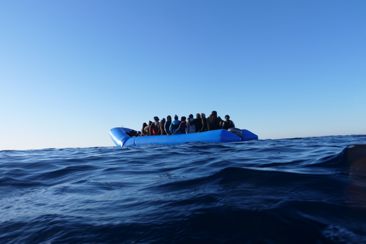 Migranti, 80 su un gommone in pericolo. La Marina non interviene: “Recuperati dalla Libia”