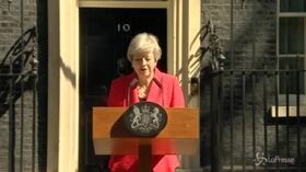 Regno Unito, un’emozionata premier May annuncia le dimissioni