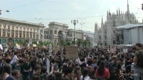 Clima, studenti in piazza a Milano: “Ci siamo rotti i polmoni”