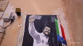 “La dittatura del selfie”: nuovo murales contro Salvini a Roma
