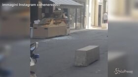 Pacco bomba a Lione, le vetrine rotte della boulangerie