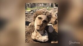 Fori imperiali, emerge dagli scavi la testa di Dioniso
